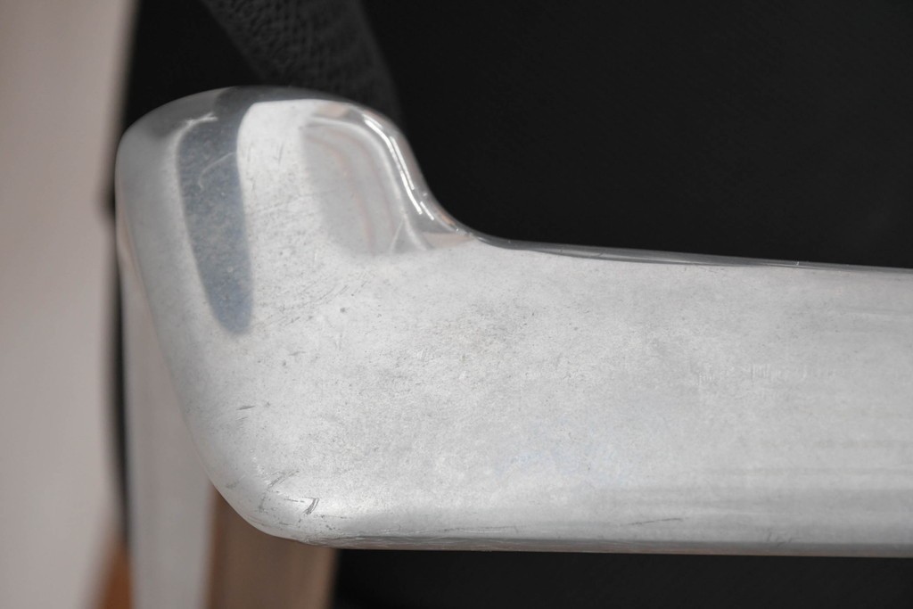 中古　美品　スイス　ヴィトラ(Vitra.)社　ドイツ製　メダスリムシリーズ　クローム仕上げの高級ライン　アームレスト付きチェア2脚セット　定価(2脚合計)約20万円　(R-084840)