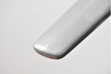 中古　美品　スイス　ヴィトラ(Vitra.)社　ドイツ製　メダスリムシリーズ　クローム仕上げの高級ライン　アームレスト付きチェア2脚セット　定価(2脚合計)約20万円　(R-084840)