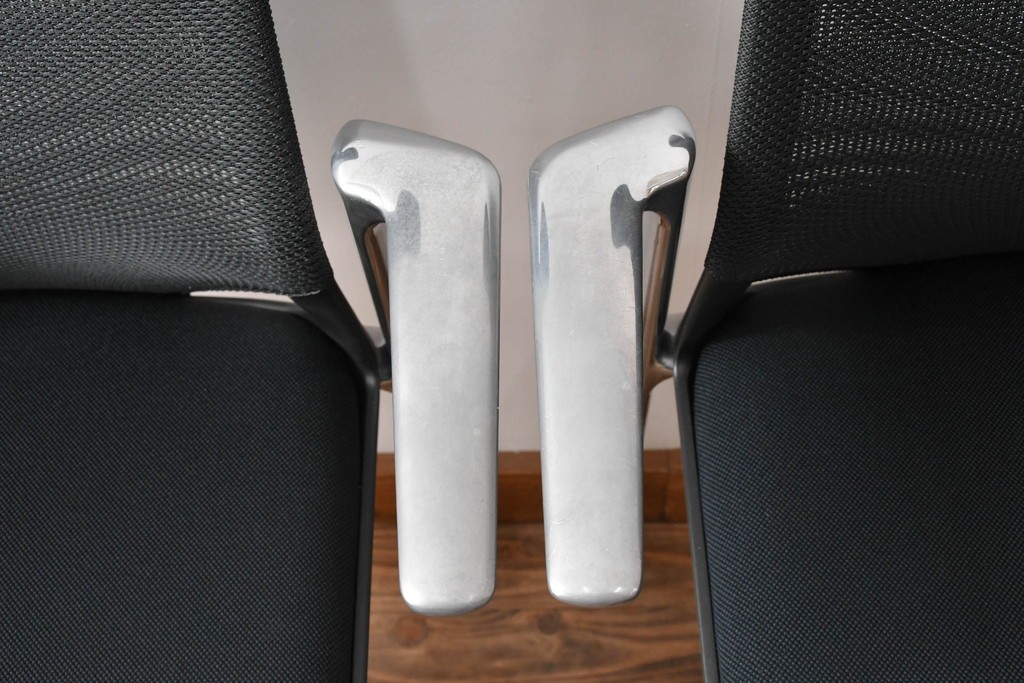 中古　美品　スイス　ヴィトラ(Vitra.)社　ドイツ製　メダスリムシリーズ　クローム仕上げの高級ライン　アームレスト付きチェア2脚セット　定価(2脚合計)約20万円　(R-084840)