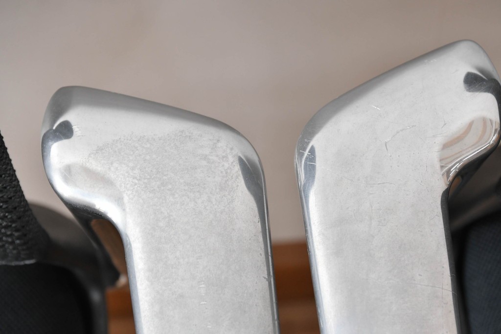 中古　美品　スイス　ヴィトラ(Vitra.)社　ドイツ製　メダスリムシリーズ　クローム仕上げの高級ライン　アームレスト付きチェア2脚セット　定価(2脚合計)約20万円　(R-084840)