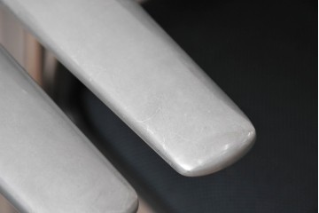 中古　美品　スイス　ヴィトラ(Vitra.)社　ドイツ製　メダスリムシリーズ　クローム仕上げの高級ライン　アームレスト付きチェア2脚セット　定価(2脚合計)約20万円　(R-084840)