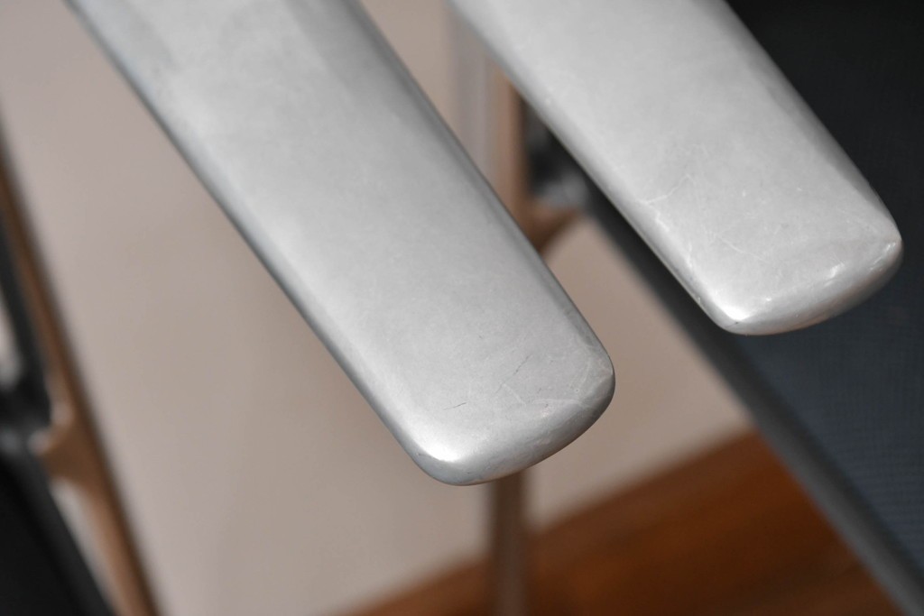 中古　美品　スイス　ヴィトラ(Vitra.)社　ドイツ製　メダスリムシリーズ　クローム仕上げの高級ライン　アームレスト付きチェア2脚セット　定価(2脚合計)約20万円　(R-084840)