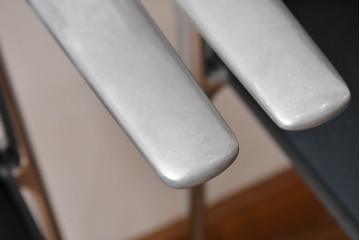 中古　美品　スイス　ヴィトラ(Vitra.)社　ドイツ製　メダスリムシリーズ　クローム仕上げの高級ライン　アームレスト付きチェア2脚セット　定価(2脚合計)約20万円　(R-084840)