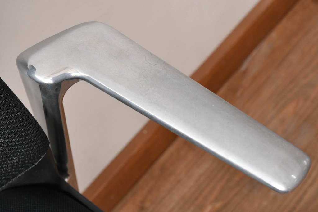 中古　美品　スイス　ヴィトラ(Vitra.)社　ドイツ製　メダスリムシリーズ　クローム仕上げの高級ライン　アームレスト付きチェア2脚セット　定価(2脚合計)約20万円　(R-084840)