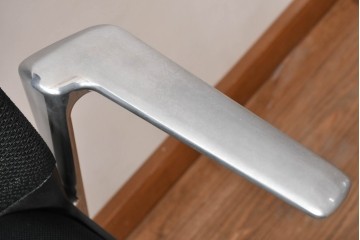 中古　美品　スイス　ヴィトラ(Vitra.)社　ドイツ製　メダスリムシリーズ　クローム仕上げの高級ライン　アームレスト付きチェア2脚セット　定価(2脚合計)約20万円　(R-084840)