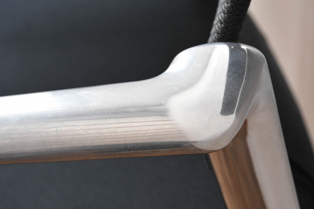 中古　美品　スイス　ヴィトラ(Vitra.)社　ドイツ製　メダスリムシリーズ　クローム仕上げの高級ライン　アームレスト付きチェア2脚セット　定価(2脚合計)約20万円　(R-084840)