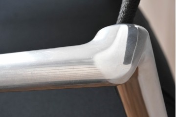 中古　美品　スイス　ヴィトラ(Vitra.)社　ドイツ製　メダスリムシリーズ　クローム仕上げの高級ライン　アームレスト付きチェア2脚セット　定価(2脚合計)約20万円　(R-084840)