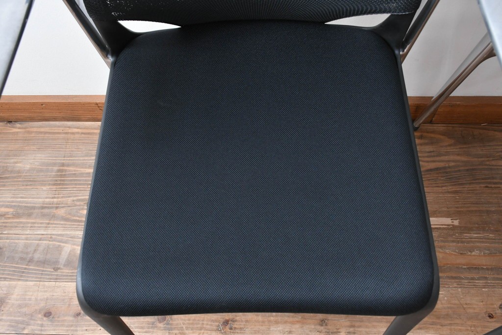 中古　美品　スイス　ヴィトラ(Vitra.)社　ドイツ製　メダスリムシリーズ　クローム仕上げの高級ライン　アームレスト付きチェア2脚セット　定価(2脚合計)約20万円　(R-084840)