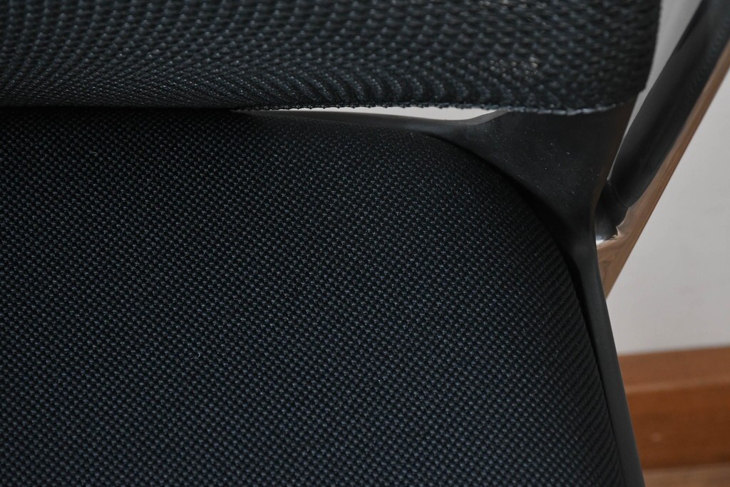 中古　美品　スイス　ヴィトラ(Vitra.)社　ドイツ製　メダスリムシリーズ　クローム仕上げの高級ライン　アームレスト付きチェア2脚セット　定価(2脚合計)約20万円　(R-084840)