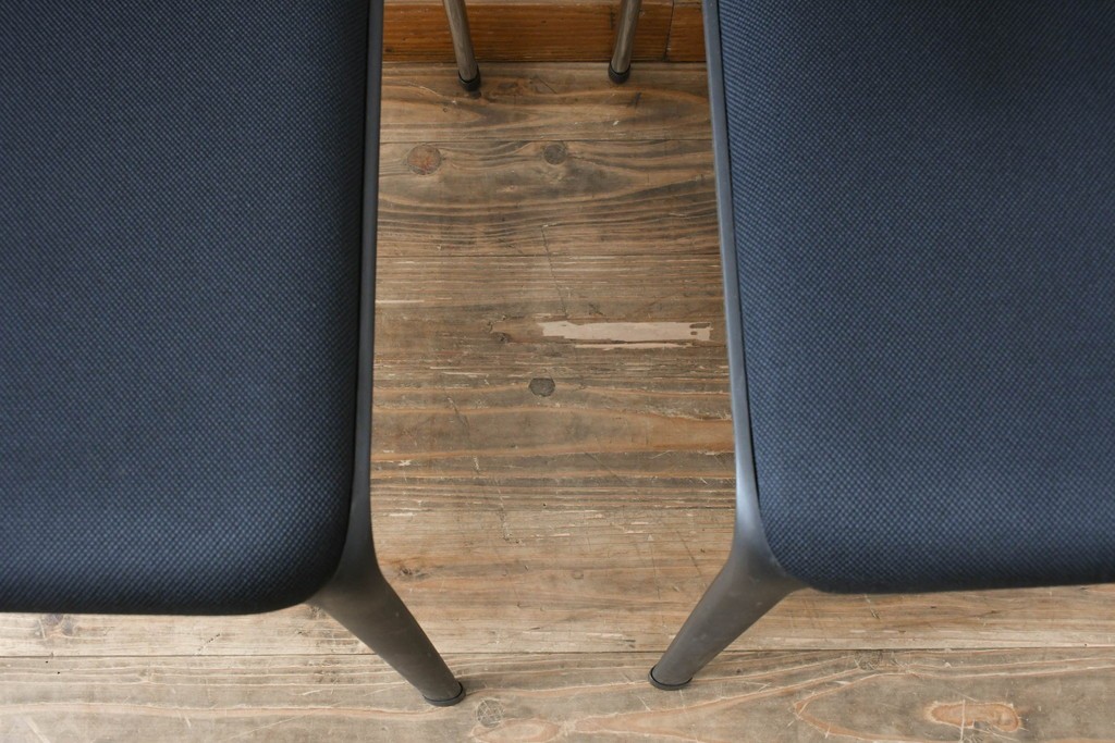 中古　美品　スイス　ヴィトラ(Vitra.)社　ドイツ製　メダスリムシリーズ　クローム仕上げの高級ライン　アームレスト付きチェア2脚セット　定価(2脚合計)約20万円　(R-084840)