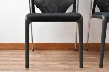 中古　美品　スイス　ヴィトラ(Vitra.)社　ドイツ製　メダスリムシリーズ　クローム仕上げの高級ライン　アームレスト付きチェア2脚セット　定価(2脚合計)約20万円　(R-084840)