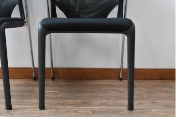 中古　美品　スイス　ヴィトラ(Vitra.)社　ドイツ製　メダスリムシリーズ　クローム仕上げの高級ライン　アームレスト付きチェア2脚セット　定価(2脚合計)約20万円　(R-084840)