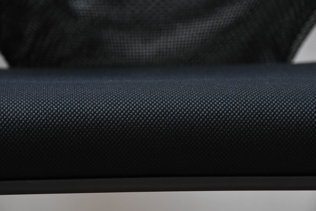 中古　美品　スイス　ヴィトラ(Vitra.)社　ドイツ製　メダスリムシリーズ　クローム仕上げの高級ライン　アームレスト付きチェア2脚セット　定価(2脚合計)約20万円　(R-084840)