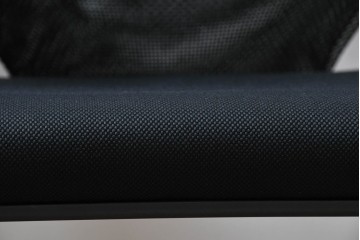 中古　美品　スイス　ヴィトラ(Vitra.)社　ドイツ製　メダスリムシリーズ　クローム仕上げの高級ライン　アームレスト付きチェア2脚セット　定価(2脚合計)約20万円　(R-084840)
