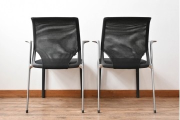 中古　美品　スイス　ヴィトラ(Vitra.)社　ドイツ製　メダスリムシリーズ　クローム仕上げの高級ライン　アームレスト付きチェア2脚セット　定価(2脚合計)約20万円　(R-084840)