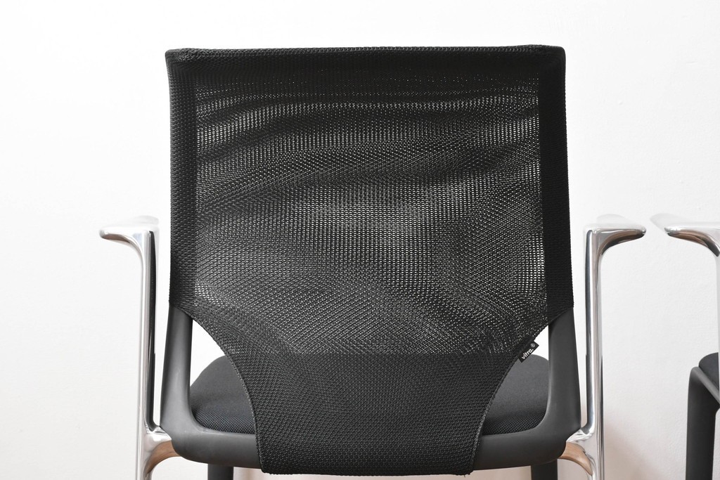 中古　美品　スイス　ヴィトラ(Vitra.)社　ドイツ製　メダスリムシリーズ　クローム仕上げの高級ライン　アームレスト付きチェア2脚セット　定価(2脚合計)約20万円　(R-084840)