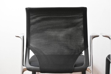 中古　美品　スイス　ヴィトラ(Vitra.)社　ドイツ製　メダスリムシリーズ　クローム仕上げの高級ライン　アームレスト付きチェア2脚セット　定価(2脚合計)約20万円　(R-084840)