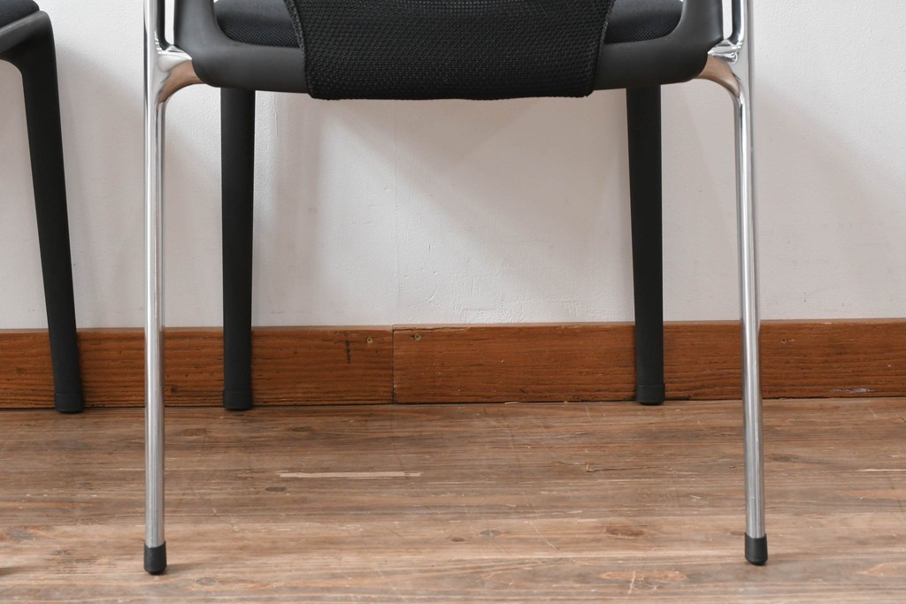 中古　美品　スイス　ヴィトラ(Vitra.)社　ドイツ製　メダスリムシリーズ　クローム仕上げの高級ライン　アームレスト付きチェア2脚セット　定価(2脚合計)約20万円　(R-084840)