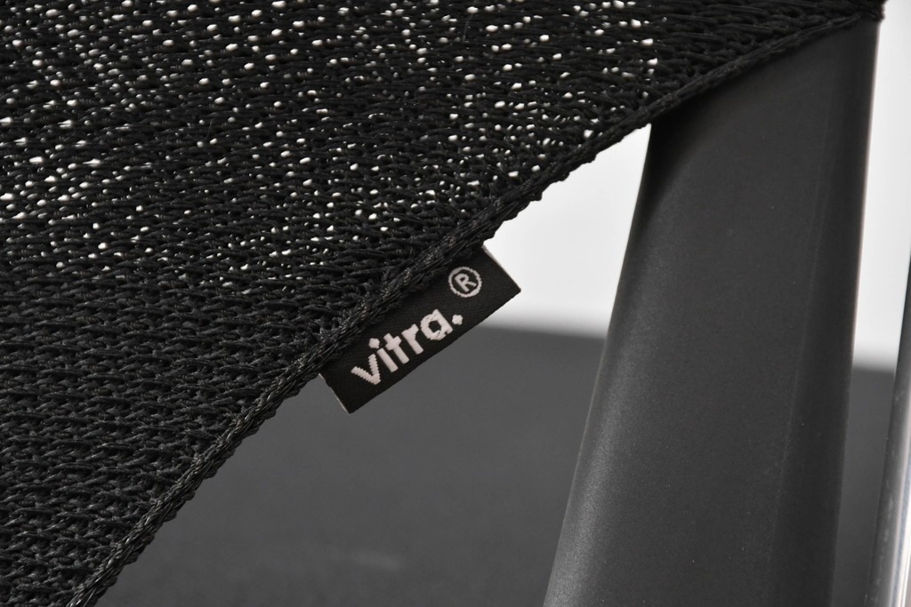 中古　美品　スイス　ヴィトラ(Vitra.)社　ドイツ製　メダスリムシリーズ　クローム仕上げの高級ライン　アームレスト付きチェア2脚セット　定価(2脚合計)約20万円　(R-084840)