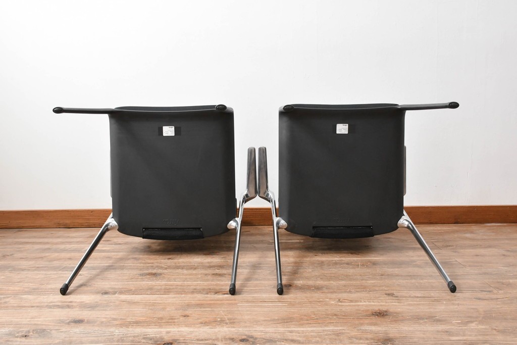 中古　美品　スイス　ヴィトラ(Vitra.)社　ドイツ製　メダスリムシリーズ　クローム仕上げの高級ライン　アームレスト付きチェア2脚セット　定価(2脚合計)約20万円　(R-084840)