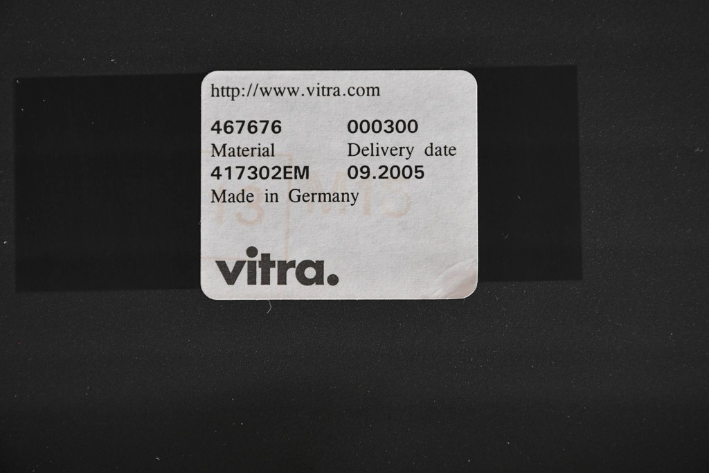 中古　美品　スイス　ヴィトラ(Vitra.)社　ドイツ製　メダスリムシリーズ　クローム仕上げの高級ライン　アームレスト付きチェア2脚セット　定価(2脚合計)約20万円　(R-084840)