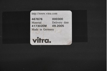 中古　美品　スイス　ヴィトラ(Vitra.)社　ドイツ製　メダスリムシリーズ　クローム仕上げの高級ライン　アームレスト付きチェア2脚セット　定価(2脚合計)約20万円　(R-084840)
