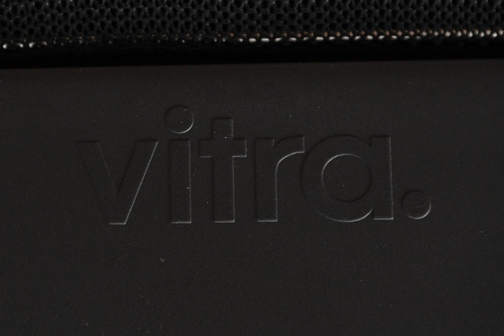 中古　美品　スイス　ヴィトラ(Vitra.)社　ドイツ製　メダスリムシリーズ　クローム仕上げの高級ライン　アームレスト付きチェア2脚セット　定価(2脚合計)約20万円　(R-084840)