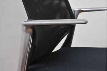 中古　美品　スイス　ヴィトラ(Vitra.)社　ドイツ製　メダスリムシリーズ　クローム仕上げの高級ライン　アームレスト付きチェア2脚　セット定価約20万円相当　(R-084840)