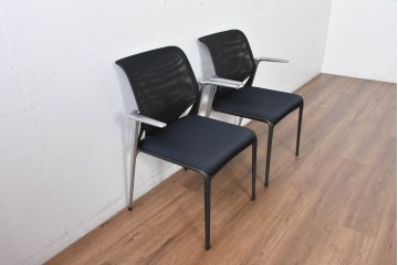 中古　美品　スイス　ヴィトラ(Vitra.)社　ドイツ製　メダスリムシリーズ　クローム仕上げの高級ライン　アームレスト付きチェア2脚　セット定価約20万円相当　(R-084840)
