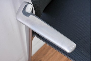 中古　美品　スイス　ヴィトラ(Vitra.)社　ドイツ製　メダスリムシリーズ　クローム仕上げの高級ライン　アームレスト付きチェア2脚　セット定価約20万円相当　(R-084840)