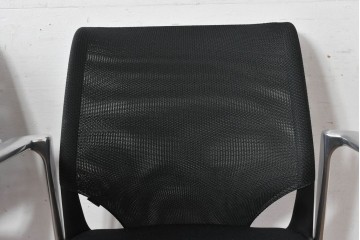 中古　美品　スイス　ヴィトラ(Vitra.)社　ドイツ製　メダスリムシリーズ　クローム仕上げの高級ライン　アームレスト付きチェア2脚　セット定価約20万円相当　(R-084840)