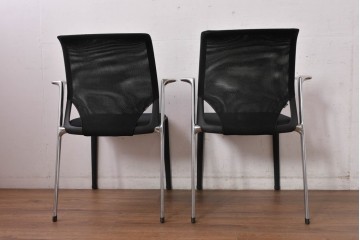 中古　美品　スイス　ヴィトラ(Vitra.)社　ドイツ製　メダスリムシリーズ　クローム仕上げの高級ライン　アームレスト付きチェア2脚　セット定価約20万円相当　(R-084840)