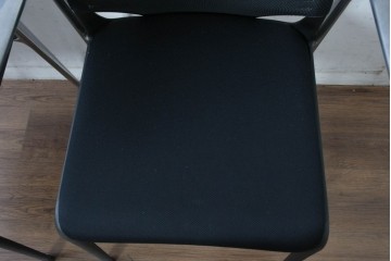 中古　美品　スイス　ヴィトラ(Vitra.)社　ドイツ製　メダスリムシリーズ　クローム仕上げの高級ライン　アームレスト付きチェア2脚　セット定価約20万円相当　(R-084840)