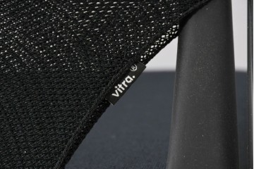 中古　美品　スイス　ヴィトラ(Vitra.)社　ドイツ製　メダスリムシリーズ　クローム仕上げの高級ライン　アームレスト付きチェア2脚　セット定価約20万円相当　(R-084840)