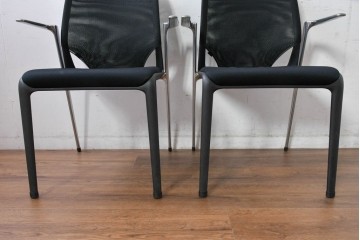 中古　美品　スイス　ヴィトラ(Vitra.)社　ドイツ製　メダスリムシリーズ　クローム仕上げの高級ライン　アームレスト付きチェア2脚　セット定価約20万円相当　(R-084840)