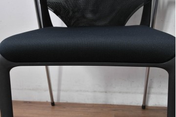 中古　美品　スイス　ヴィトラ(Vitra.)社　ドイツ製　メダスリムシリーズ　クローム仕上げの高級ライン　アームレスト付きチェア2脚　セット定価約20万円相当　(R-084840)