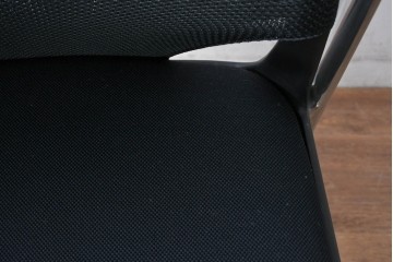 中古　美品　スイス　ヴィトラ(Vitra.)社　ドイツ製　メダスリムシリーズ　クローム仕上げの高級ライン　アームレスト付きチェア2脚　セット定価約20万円相当　(R-084840)