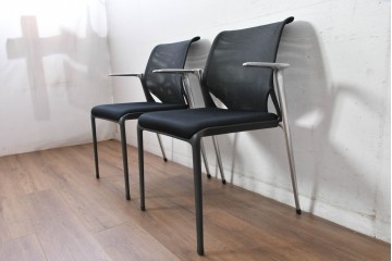 中古　美品　スイス　ヴィトラ(Vitra.)社　ドイツ製　メダスリムシリーズ　クローム仕上げの高級ライン　アームレスト付きチェア2脚　セット定価約20万円相当　(R-084840)