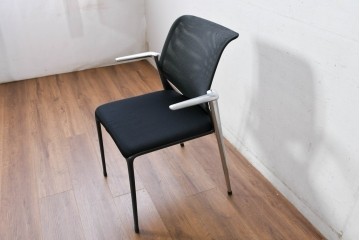 中古　美品　スイス　ヴィトラ(Vitra.)社　ドイツ製　メダスリムシリーズ　クローム仕上げの高級ライン　アームレスト付きチェア2脚　セット定価約20万円相当　(R-084840)