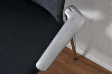 中古　美品　スイス　ヴィトラ(Vitra.)社　ドイツ製　メダスリムシリーズ　クローム仕上げの高級ライン　アームレスト付きチェア2脚　セット定価約20万円相当　(R-084840)