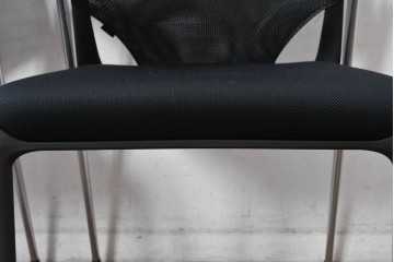 中古　美品　スイス　ヴィトラ(Vitra.)社　ドイツ製　メダスリムシリーズ　クローム仕上げの高級ライン　アームレスト付きチェア2脚　セット定価約20万円相当　(R-084840)