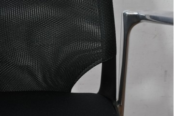 中古　美品　スイス　ヴィトラ(Vitra.)社　ドイツ製　メダスリムシリーズ　クローム仕上げの高級ライン　アームレスト付きチェア2脚　セット定価約20万円相当　(R-084840)