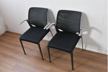 中古　美品　スイス　ヴィトラ(Vitra.)社　ドイツ製　メダスリムシリーズ　クローム仕上げの高級ライン　アームレスト付きチェア2脚　セット定価約20万円相当　(R-084840)