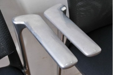 中古　美品　スイス　ヴィトラ(Vitra.)社　ドイツ製　メダスリムシリーズ　クローム仕上げの高級ライン　アームレスト付きチェア2脚　セット定価約20万円相当　(R-084840)