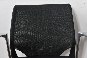 中古　美品　スイス　ヴィトラ(Vitra.)社　ドイツ製　メダスリムシリーズ　クローム仕上げの高級ライン　アームレスト付きチェア2脚　セット定価約20万円相当　(R-084840)