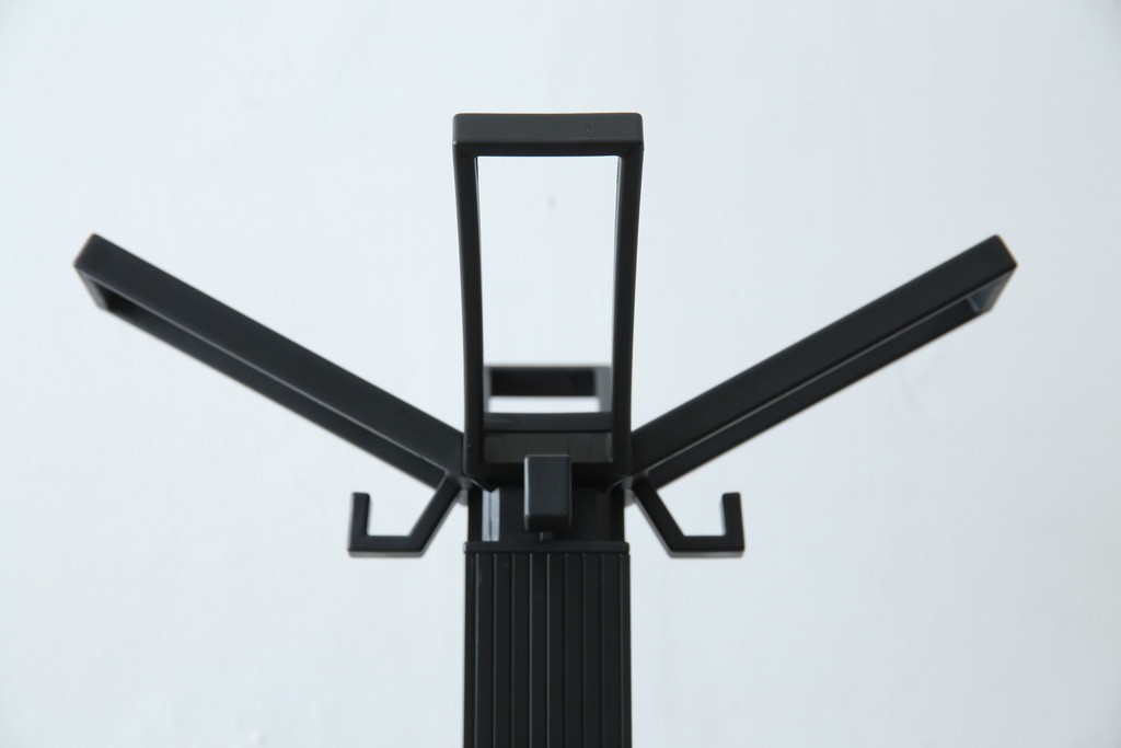 中古　美品　Cassinaixc.(カッシーナイクスシー)取り扱い　イタリア　カルテル(Kartell)　ミケーレ・デ・ルッキ(MICHELE DE LUCCHI)デザイン　セグメンティ(SEGMENTI )5160　傘ホルダー付きポールハンガー　定価約5万円　(R-084841)