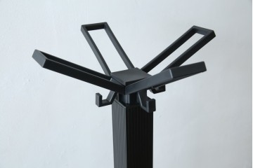 中古　美品　Cassinaixc.(カッシーナイクスシー)取り扱い　イタリア　カルテル(Kartell)　ミケーレ・デ・ルッキ(MICHELE DE LUCCHI)デザイン　セグメンティ(SEGMENTI )5160　傘ホルダー付きポールハンガー　定価約5万円　(R-084841)