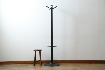 中古　美品　Cassinaixc.(カッシーナイクスシー)取り扱い　イタリア　カルテル(Kartell)　ミケーレ・デ・ルッキ(MICHELE DE LUCCHI)デザイン　セグメンティ(SEGMENTI )5160　傘ホルダー付きポールハンガー　定価約5万円　(R-084841)