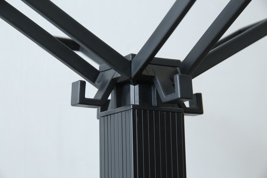 中古　美品　Cassinaixc.(カッシーナイクスシー)取り扱い　イタリア　カルテル(Kartell)　ミケーレ・デ・ルッキ(MICHELE DE LUCCHI)デザイン　セグメンティ(SEGMENTI )5160　傘ホルダー付きポールハンガー　定価約5万円　(R-084841)