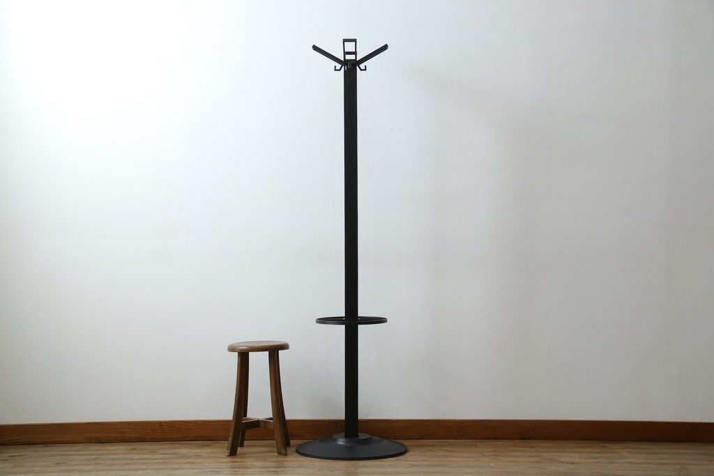 中古　美品　Cassinaixc.(カッシーナイクスシー)取り扱い　イタリア　カルテル(Kartell)　ミケーレ・デ・ルッキ(MICHELE DE LUCCHI)デザイン　セグメンティ(SEGMENTI )5160　傘ホルダー付きポールハンガー　定価約5万円　(R-084841)